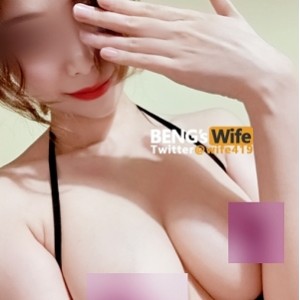 《阿崩教育女神老婆：网红{{网红名字}}的精彩表演，让你一睹{{姓名}}的风采》