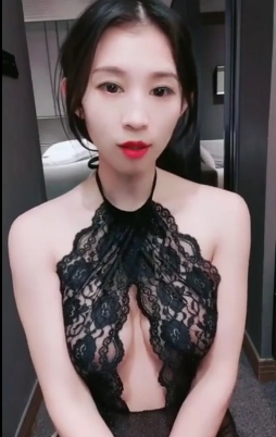 戴着半脸面具的御姐女主播作品一部