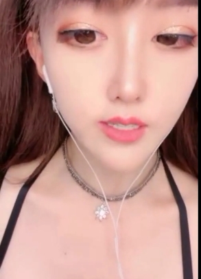 半塘高颜值女主播_噜噜黎里作品四部