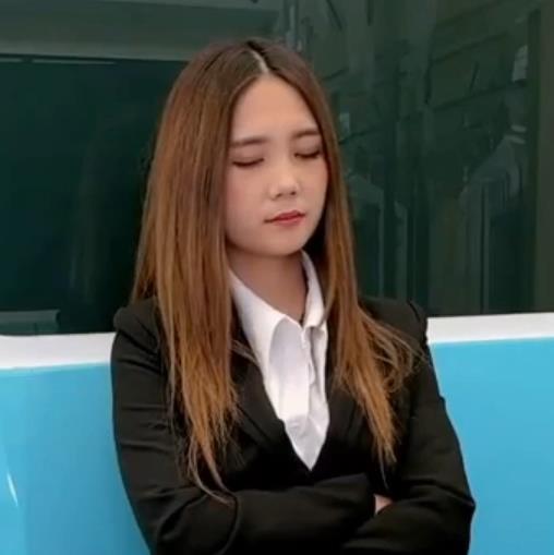 捷运末班车上的温暖瞬间：孟若羽与两位陌生人的棒棒糖分享（共3段视频）