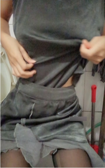 校花网红小胖丁：天台校服视频和图片引爆网络