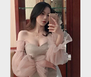 魔法秋秋：粉嫩颜值网红，作者自拍20分钟时长视频，身材颜值惊艳，网友热议小姐姐