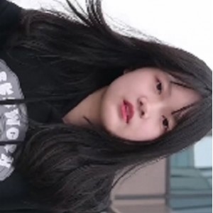 引着人们的眼球，展现出美女的魅力和自信。想要一睹这位高挑美女的风采，赶紧下载观看吧！