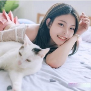 可爱学生妹JVID展示精致气质和秀发