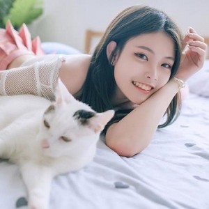 可爱学生妹JVID展示精致气质和秀发