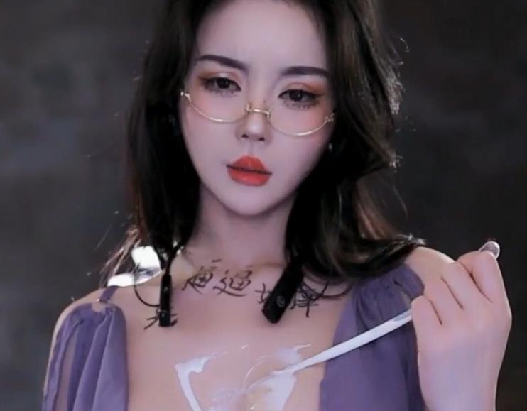 白色风格姬美女自拍视频大放送,完整版15分钟+9分钟,创可贴弄鲍道具秀不明液体表情全收录!万元定制温凉体验,绝对让你欲罢不能!