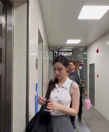 地铁透视自拍秀-小逗逗1V-1.4G，时长19分，清晰透视装场景下载观看