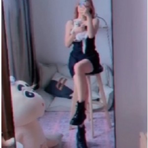 萌宠女神举牌妹子