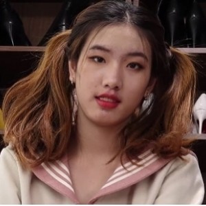 Ayan双马尾超短裙棉袜裸足细节增加后的Ayan风格双马尾超短裙配棉袜，尽显性感裸足风格