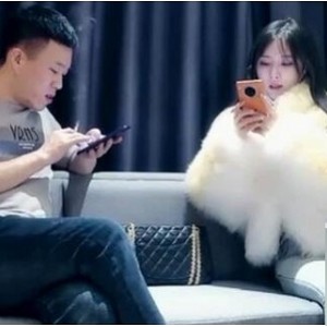 高颜值女神一字马单挑男网友