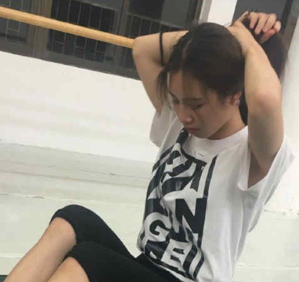 清纯华裔大学萌妹的真实自拍合集