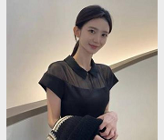 根据提供的内容，为商品取标题可以选择以下几个关键词进行组合：1.精选反差女神超强嘴上功夫后推车打粑粑2.精选反差女神超强嘴上功夫后推车打粑粑3.颜值纤瘦车头灯健