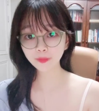 清纯眼镜小姐姐的舞蹈系桃子主播在百度云上的表演