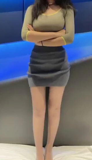 牛逼约会大神的精选丰臀女同事的后推车内释在公厕的视频