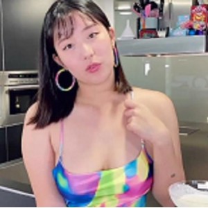 留学生必备欧祖儿高跟鞋+长裙，厨房热闹，男同学P站美女，社保姬欧美审美Open丰满1V373M