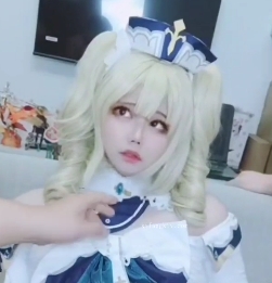 伪娘小舞酱COS芭芭拉前后夹击三人游1V1.17G游戏体验