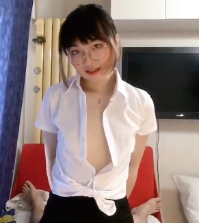 余喵喵旅行、美食、时尚等精彩视频合集：红色羽绒服、鸭舌帽、双肩包，网红余喵喵的活泼可爱之旅