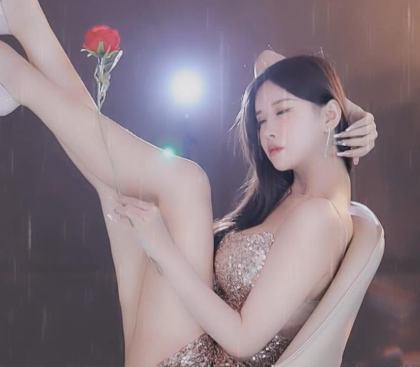 网易CC网红主播小恩雅：土豪定制，烧表情与抖胸抖臀舞，白皙大长腿，高颜值好身材