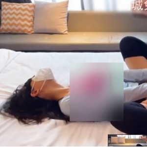 顶级尤物：168CM美腿站立一字马，气质女神双女诱惑，视频中的运动舞蹈极具诱惑力！