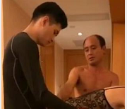 《土豪男子用钱挣屎吃：一只鸭子的苦旅》