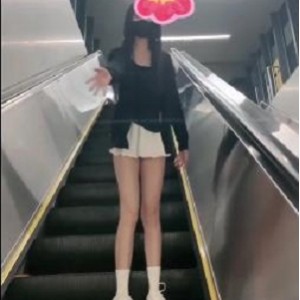 《Luna000：室外多场景超A完美身材，1V936M，21分钟，各种性感暴露衣服，不穿衣服，恶搞外卖小哥，Papa，美貌是一种智力，让人无法自拔》