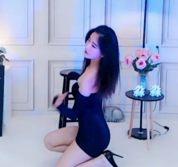 《淼淼喵酱：火辣热舞与性感诱惑的结合》