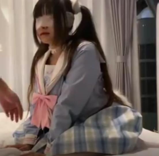 久妖大神反差婊学妹COS脸蛋露脸2.2G抖音网红视频：美好童话般的世界