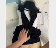 最新极品JK萝莉被抓着双马尾后推车jiao+chuan