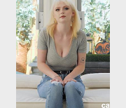 最新欧美童颜巨峰Carrie+Sage资源