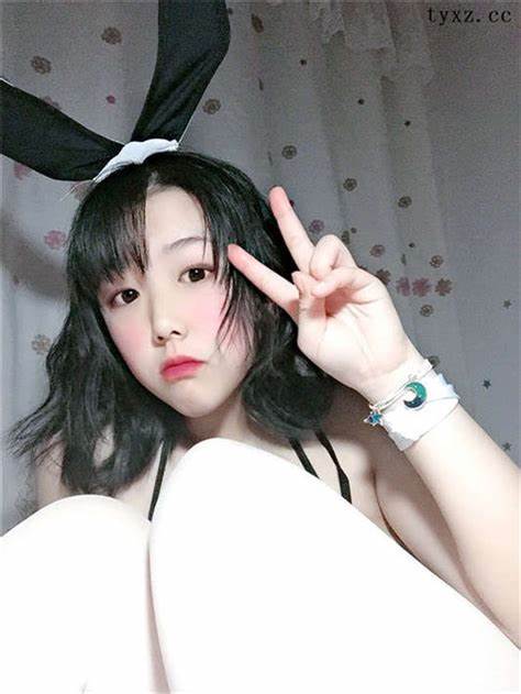 最新高颜值美女网红（奶酪陷阱+）作品两套