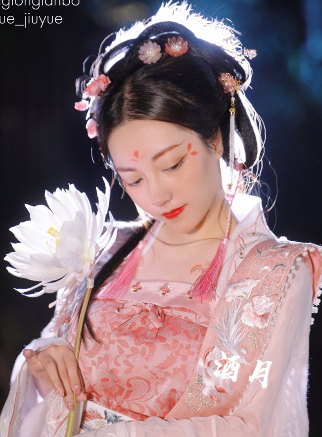 [推荐]展示系光“阴”福利姬@酒月+尺度私拍视图合集[530P+20V/201M]