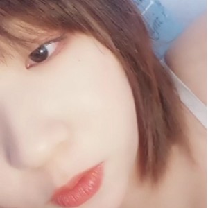 白色吊带女孩《九儿小川》自我安慰自拍