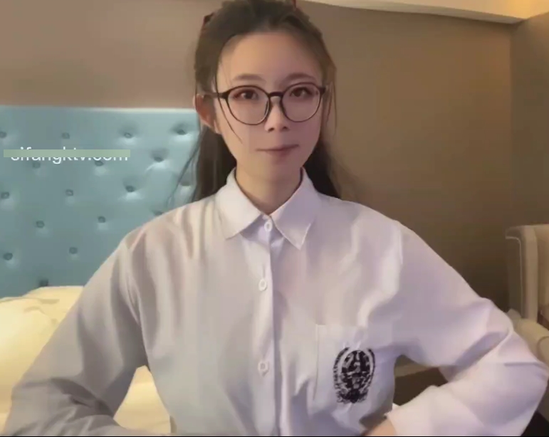 露脸眼镜反差学生《司雨》婚纱新娘女仆制服