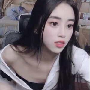 21岁女大学生超白大长腿，喷泉小天后