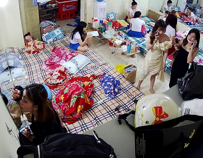 高端会所女生宿舍大罩杯大长腿各种私密作息