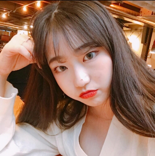 韩国小美眉用牙刷当玩具