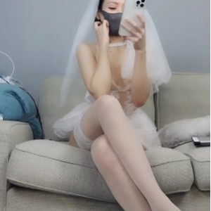 新娘穿着婚纱就给老公戴上绿帽