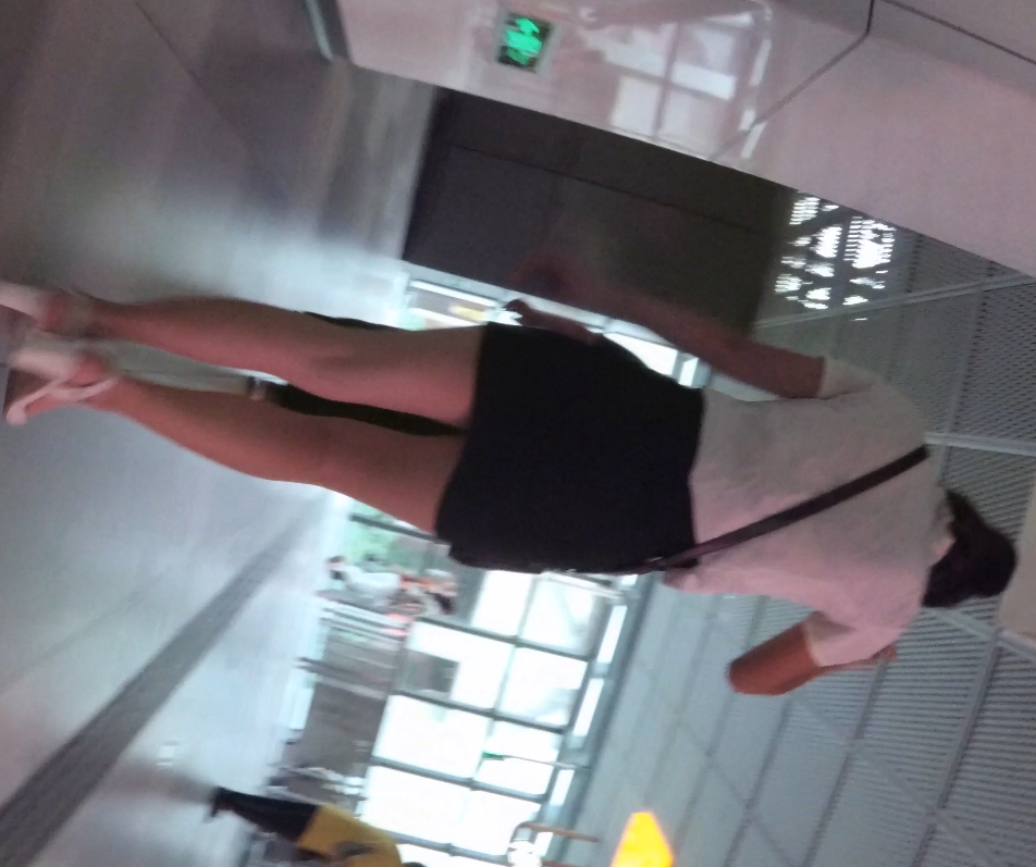 机场与地铁美女街拍CD系列，22个压缩包，包含21.7G机场与26.4G地铁精彩内容，轻松解压收藏！