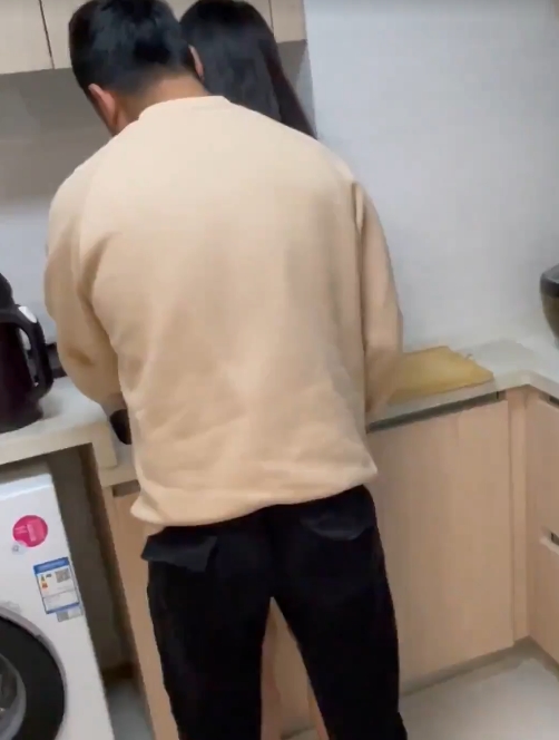 转载百度盘绿帽男海角最新合集1V472M,边吃边看老婆被陌生胖子