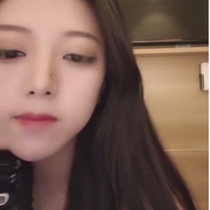 高颜值女神主播《球迷的奶球》最新表演1V未知，精彩纷呈