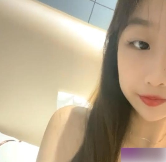 新晋网红女主播李溪妍6月份自拍作品小合集8V3.28G，展现甜美与成熟风格