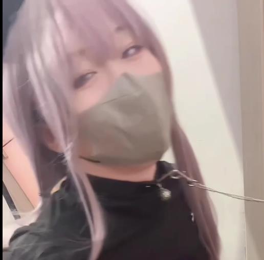 COS漫展猫女小剧情星十三最新合集2V1.1G，自拍口罩棒棒糖，颜值在线