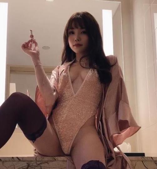 推特红人芝芝body街拍合集20217.2G，黑丝长腿诱惑