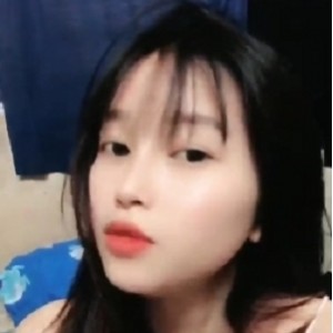 真实白嫩学妹自娱自乐最新合集1V0.5G，校园日常