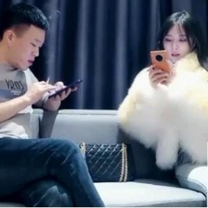 牛仔裤美少女一字马瑜伽大战男网友