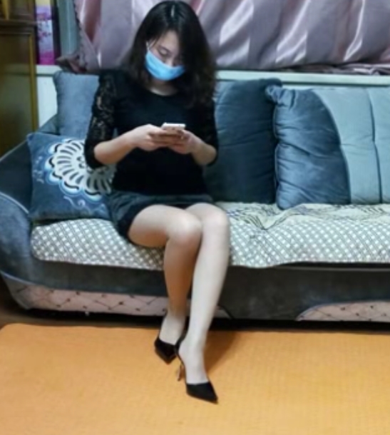 百度云冰城玫姿爱脚踩踏足艺合集81部82.9g,身形纤细眼神慵懒踩踏喘息互动丝袜