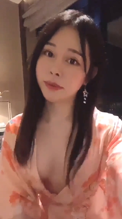 武六张思妮女装大佬合集102部50.9G,喉结不明显骨架纤细