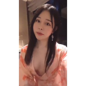 武六张思妮女装大佬合集102部50.9G，喉结不明显骨架纤细