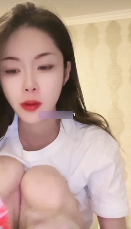 抖音史迪西土豪定制视频8V800M,咬唇喘气+撞臀声*注:按照1GB=1000MB换算取整,保留“咬唇”“撞臀声”核心细节特征