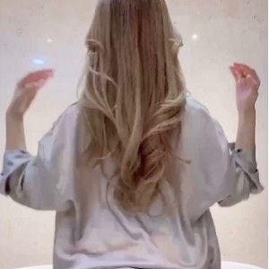 尽情欣赏这位电竞女神主持人GatitaYan的精彩表现，感受她的游戏技巧和迷人外貌！赶快收藏这个亚洲与西方风格融合的作品合集，一次满足你的视听享受！